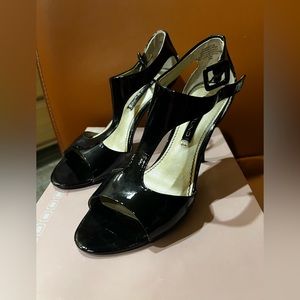 Women’s Bandolino Patent Leather T-Strap Strap Sandal - SIZE 6 1/2 - PRE-OWNED
